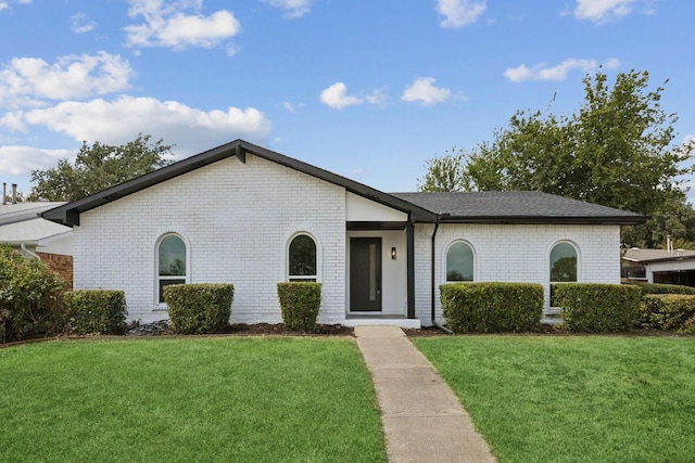 ranch-style home featuring a front lawn