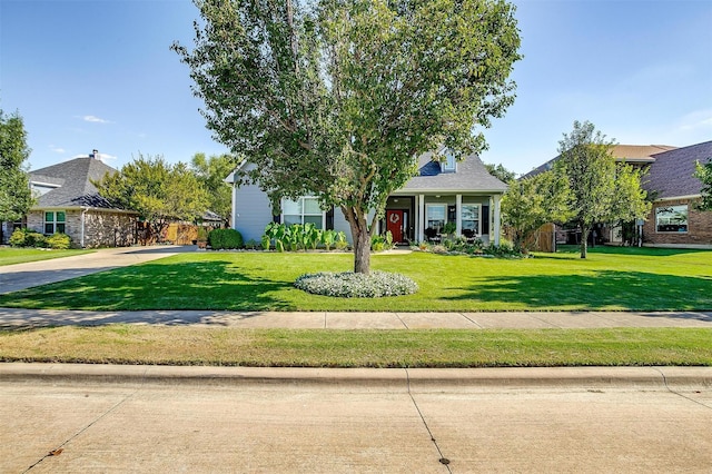 view of front of property featuring a front yard