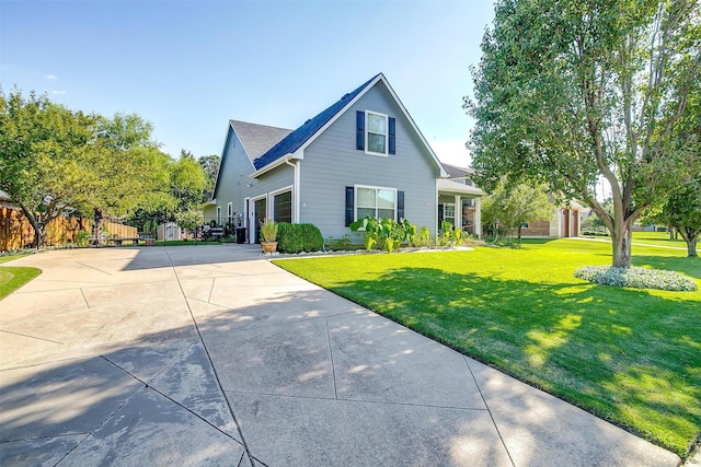 view of front of property featuring a front yard