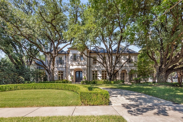 view of front facade with a front lawn