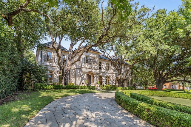 view of front of home featuring a front lawn