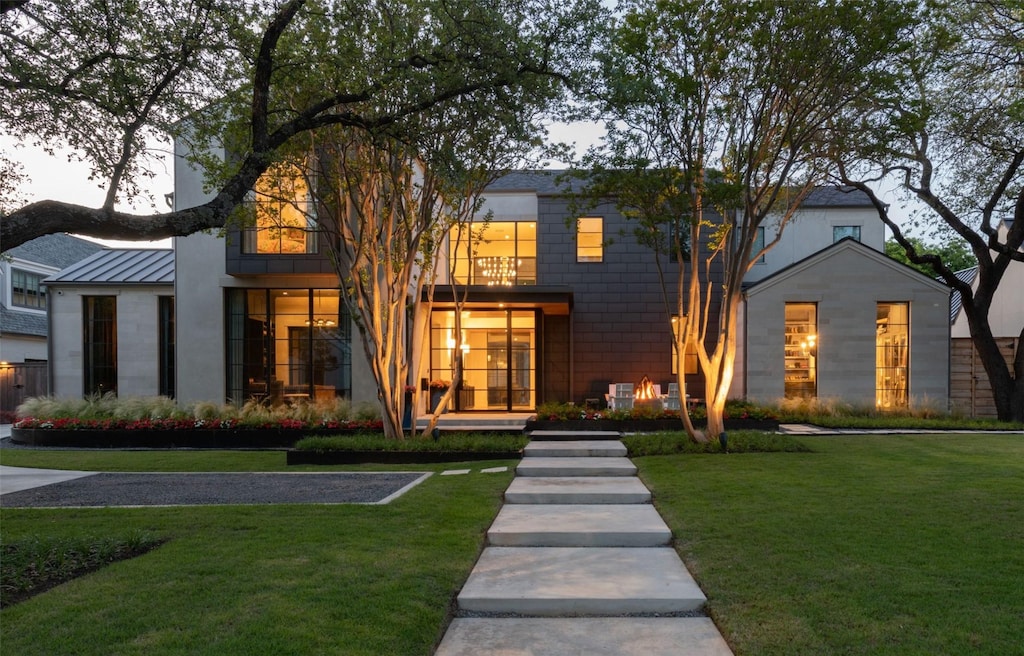 view of front facade with a front lawn