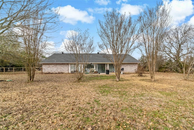 view of front of house featuring a front lawn