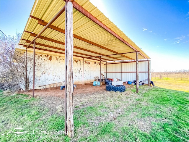 view of yard featuring an outbuilding