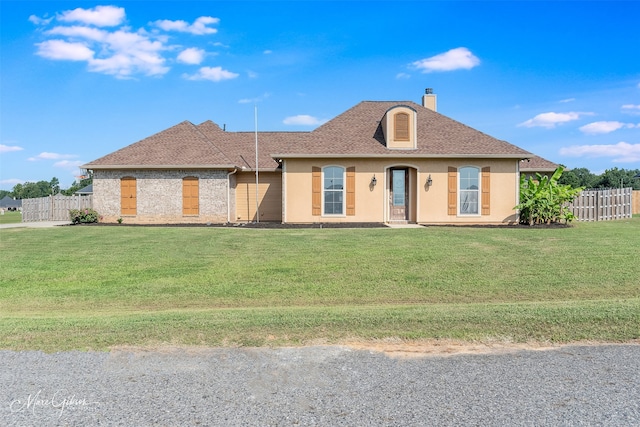 view of front of property with a front yard