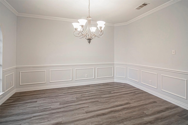 empty room with ornamental molding, dark hardwood / wood-style floors, and a chandelier