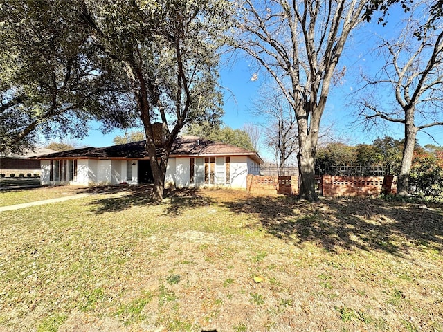 view of front of house with a front lawn