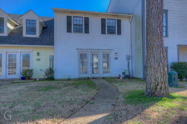 view of front of property with a front lawn