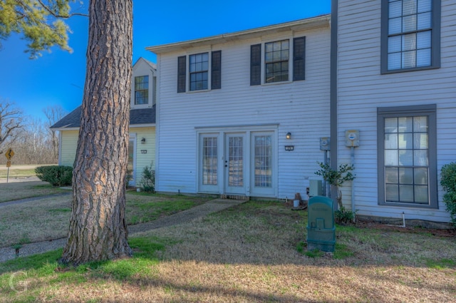 view of front of house featuring a front lawn