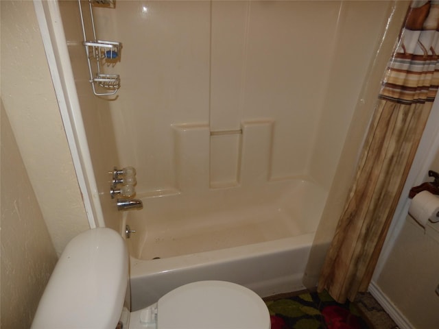 full bathroom with shower / bath combination with curtain and toilet