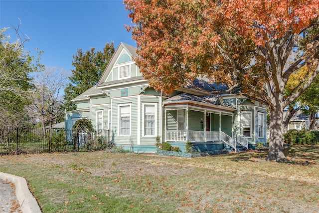 view of front facade featuring a porch and a front lawn