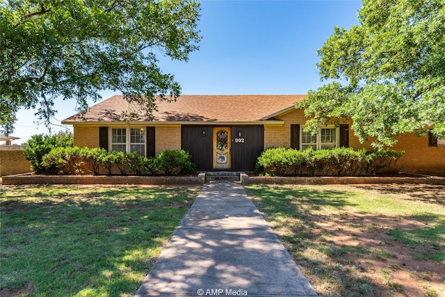 ranch-style house featuring a front yard