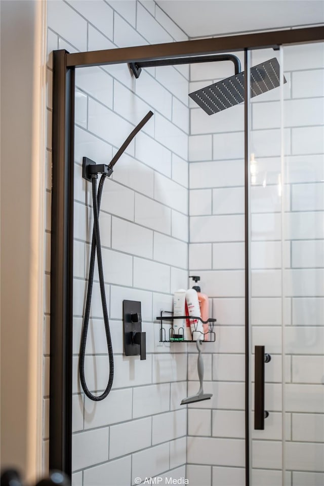 bathroom featuring tiled shower