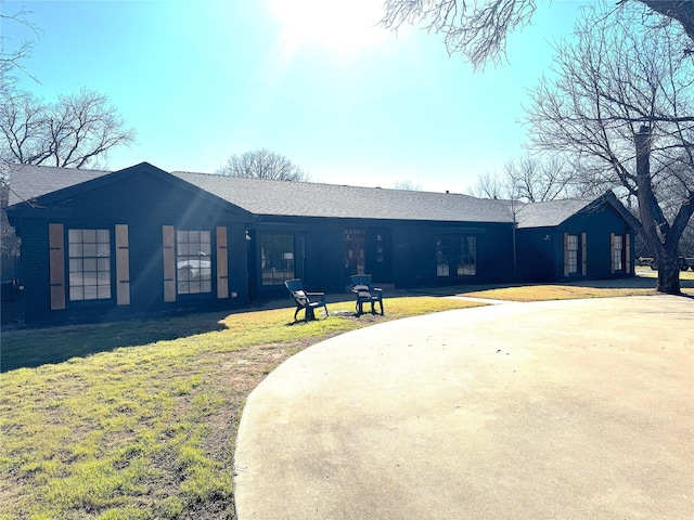 single story home with a front lawn