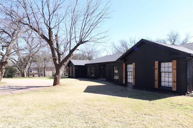 view of side of property featuring a yard