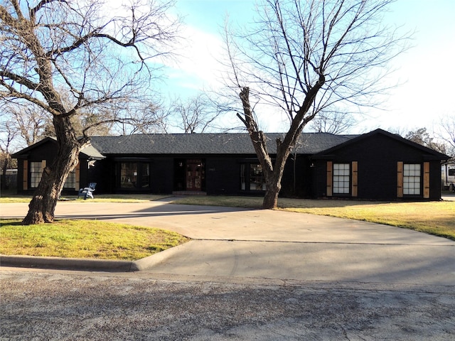 ranch-style home featuring a front yard