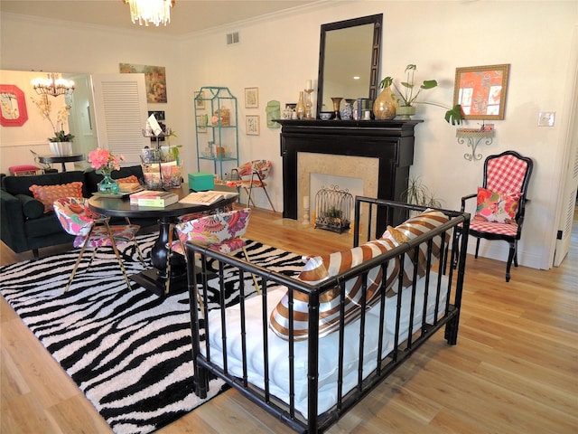 dining room featuring crown molding, hardwood / wood-style floors, and a notable chandelier