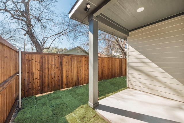 view of yard featuring a patio