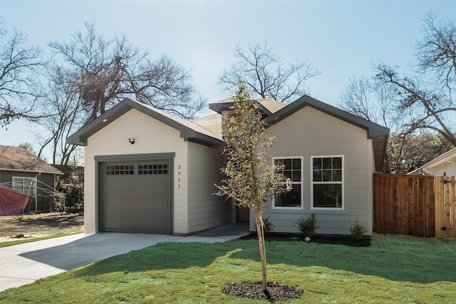 view of front of house featuring a front lawn