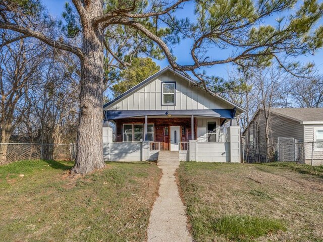 view of front of home featuring a porch and a front lawn