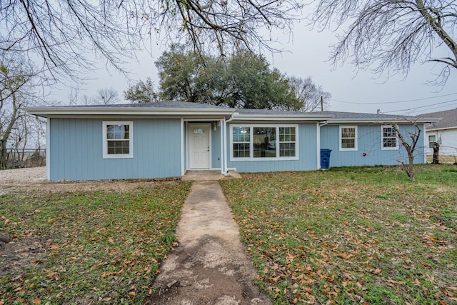 single story home featuring a front lawn