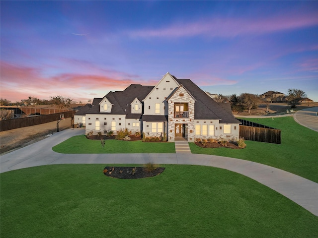 view of front of house featuring a lawn