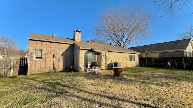 back of house featuring a yard