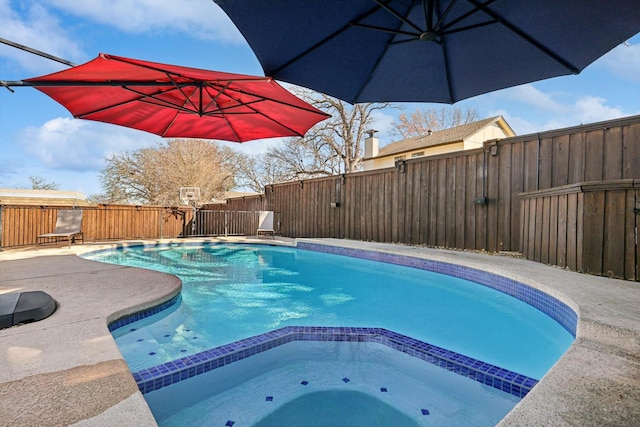 view of pool featuring an in ground hot tub