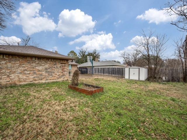 view of yard featuring a shed