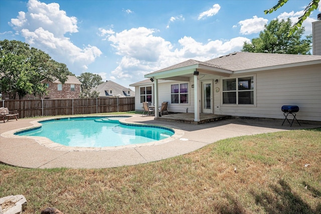 view of swimming pool with a patio and a lawn