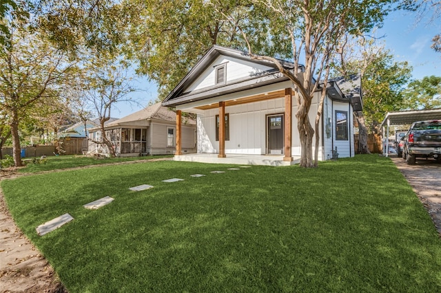 view of front of property featuring a front yard