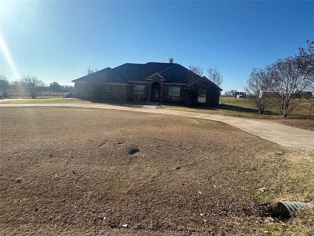 view of front of house featuring a front lawn