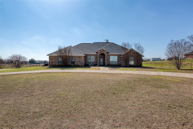 single story home featuring a front yard