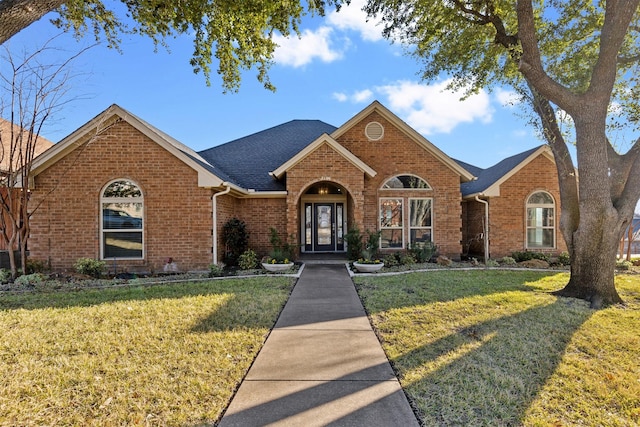 view of front of property featuring a front yard