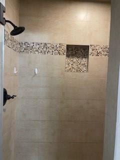 bathroom featuring a tile shower