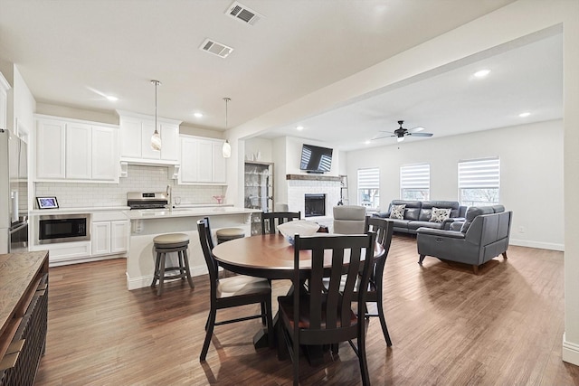 dining room featuring sink, dark hardwood / wood-style floors, and ceiling fan