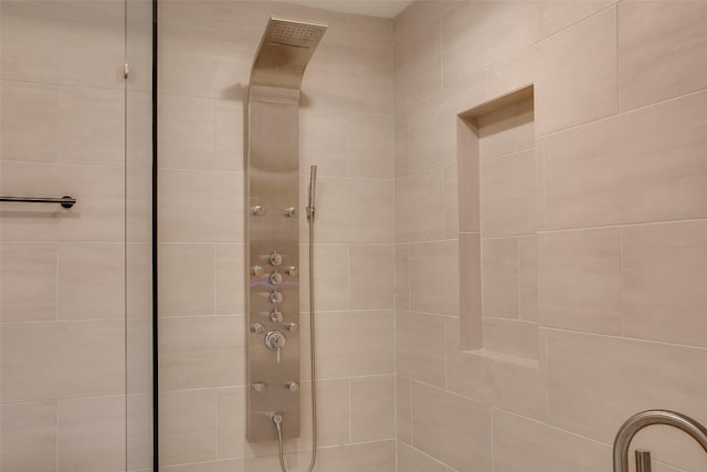 bathroom featuring a tile shower