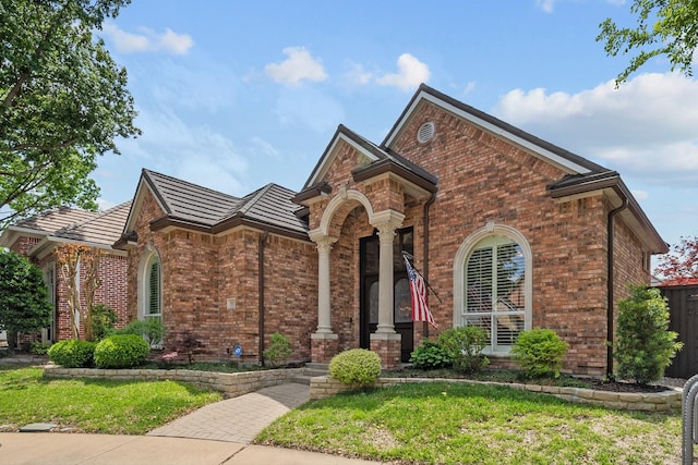 view of front of house featuring a front yard