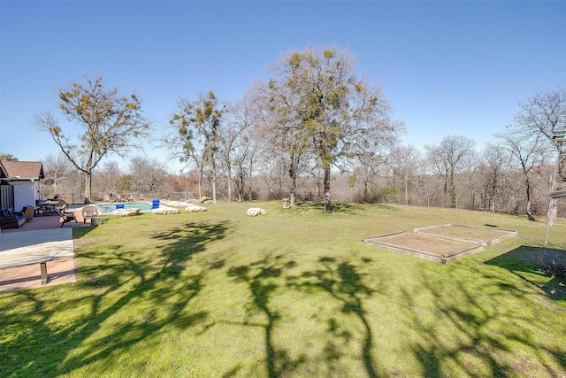 view of yard with a pool