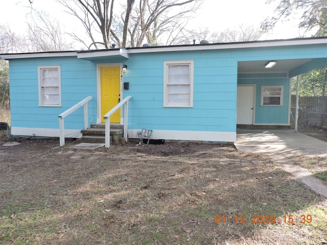 view of front facade with a carport