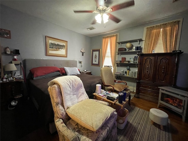 bedroom with ceiling fan