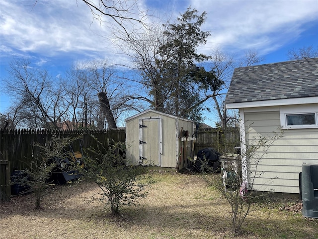 view of yard with a storage unit