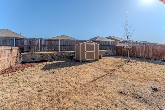 view of yard featuring a storage unit