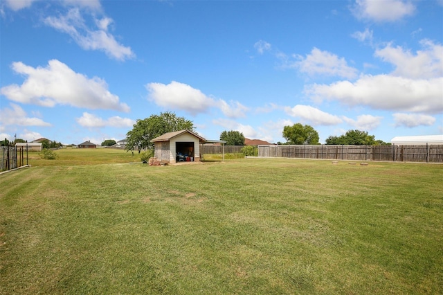 view of yard featuring an outbuilding