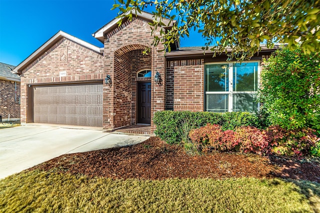 view of front property featuring a garage