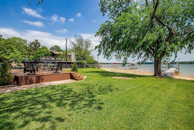 view of yard featuring a water view
