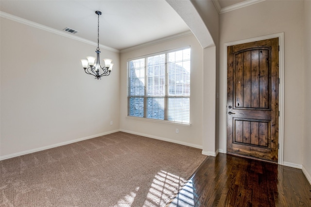 entryway featuring visible vents, ornamental molding, arched walkways, baseboards, and a chandelier