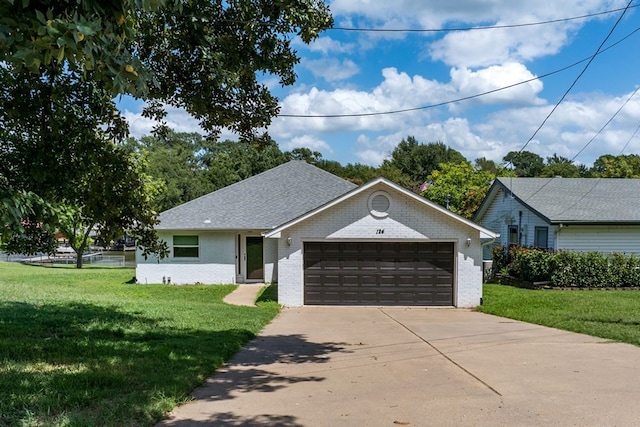 view of front facade featuring a garage and a front yard