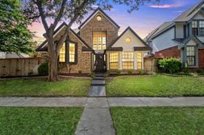 view of front of property featuring a lawn