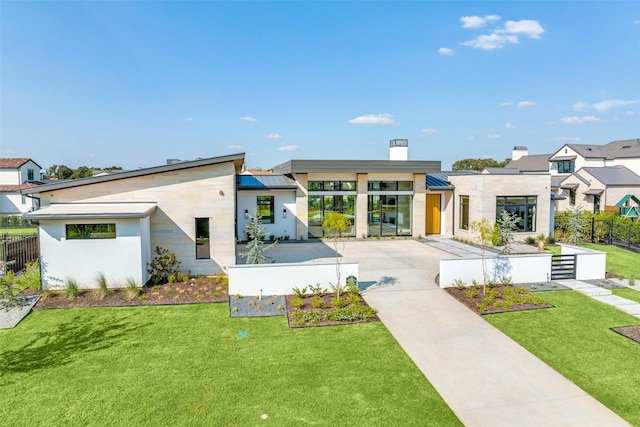 view of front of property featuring a front yard